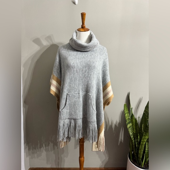 Steve Madden Soft Gray Knit Poncho - Picture 2 of 8